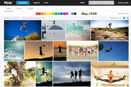 Flickr permite realizar búsquedas sobre objetos o conceptos (en este caso: gente saltando) e incluso elegir la paleta de colores