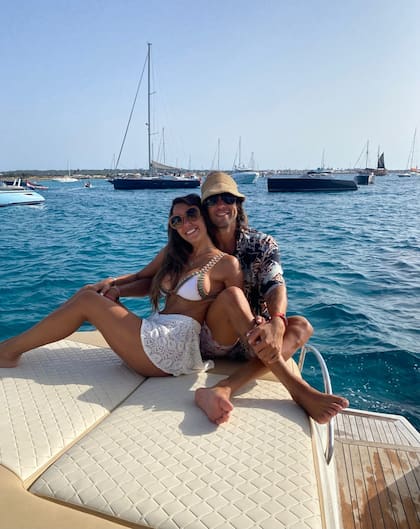 Floppy junto al empresario gastronómico Ezequiel Pereira -con el que mantiene una relación a distancia desde hace cinco meses- durante un viaje que compartieron a Ibiza. “Me enamoró que sea compañero, buena gente, trabajador y familiero, y que además le guste el fitness, como a mí”, dice