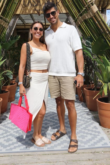 Floppy Tesouro asistió junto a su novio, Salvador Becciu. La modelo eligió un conjunto de dos piezas para este evento en la playa