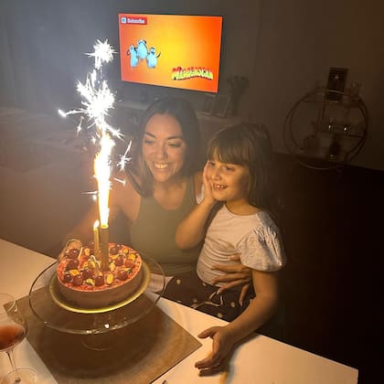 Floppy Tesouro junto a su hija Moorea, fruto de su relación con Rodrigo Fernández Prieto
