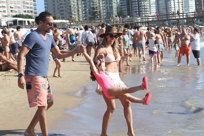 La pareja se mostró muy feliz disfrutando de un día de playa con la pequeña Moorea