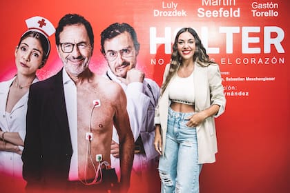 Flopy Tesouro, quién se encuentra vacacionando en el Este con amigos, también dijo presente. La modelo y cantante apostó por un outfit más casual con jeans rotos, top deportivo y blazer
