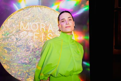 Flor Torrente fue una de las invitadas especiales a la presentación de Sinestesia, el álbum de Mora Fisz; la actriz que será para de El Enternauta junto a Ricardo Darín. La hija de Araceli González lució una campera deportiva en tonos fluo para esta noche de música en Congo Bar