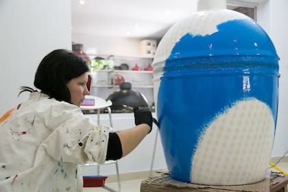 Flor Béraud, en Instagram @floripondia___, en plena acción en la Sala de Arte de Kamado B10.