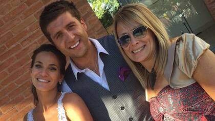 Flor, con su marido y su suegra
