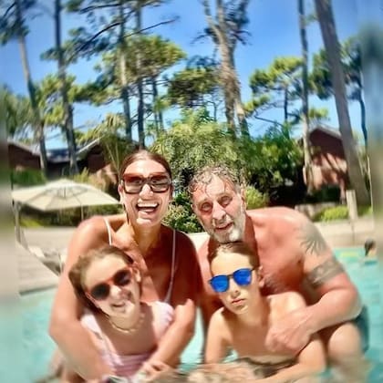 Flor de la V junto a su marido Pablo Goycochea y sus mellizos Paul e Isabella