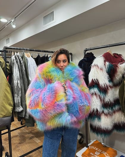 Flor Jazmín visitó una feria vintage