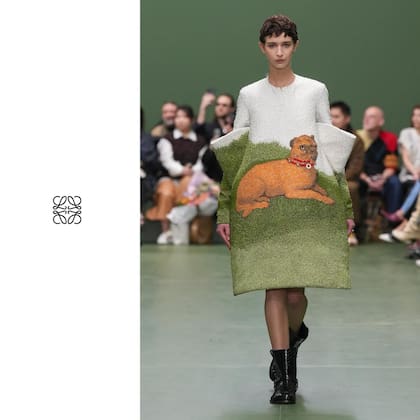 Flor Mayer con la colección ready-to-wear de Loewe