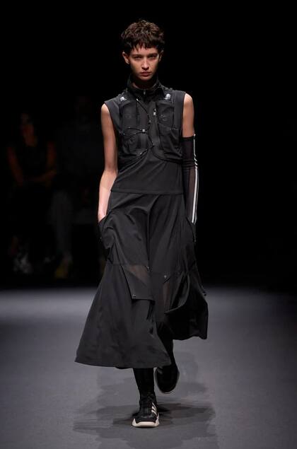 Flor Mayer en la pasarela de Yohji Yamamoto para adidasy3