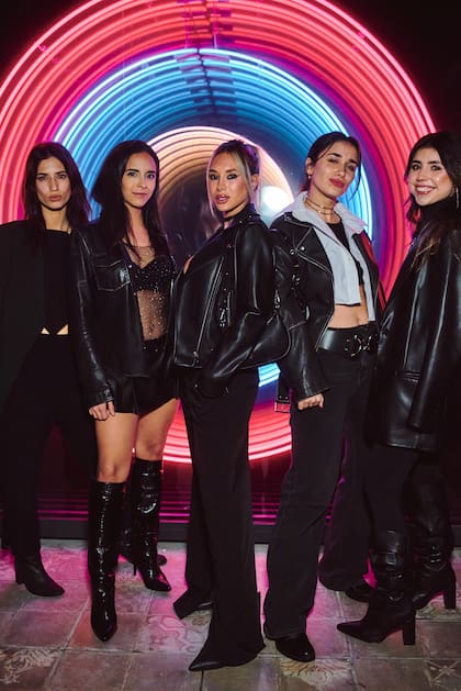 Flor Moyano y Cami Mayan con amigas en la apertura de "100"