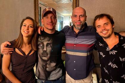 Flor, Nico y Benja junto al director de la obra, Mariano Demaría