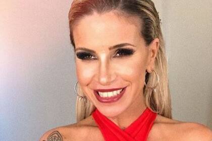 Flor Peña estrenó un sensual mono rojo y despertó suspiros entre sus fanáticos.