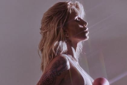 Flor Peña mostró cómo se entrena casi desnuda.