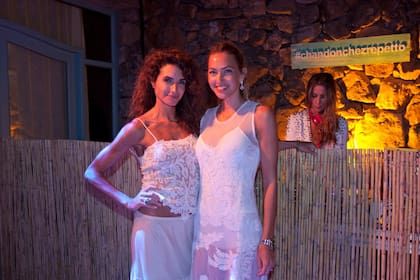 Flor y Andrea, de estricto blanco, sonrieron para los fotógrafos