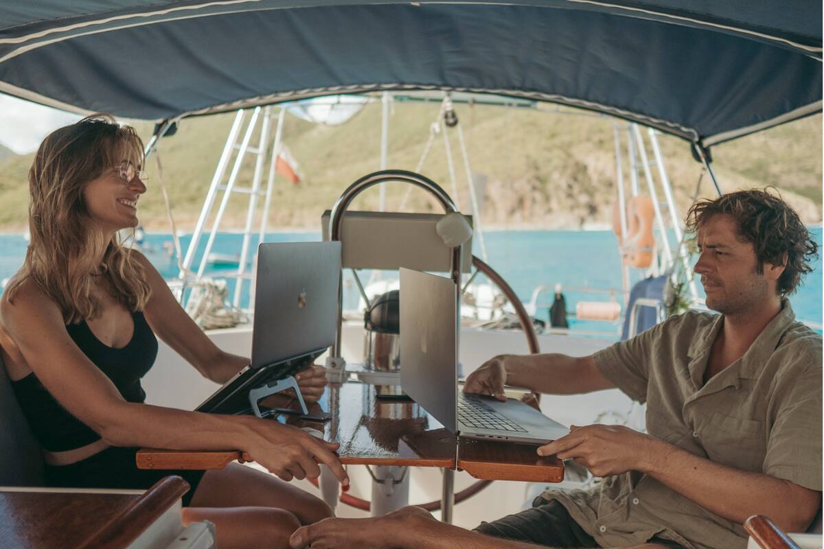 Flor y Germán, a bordo del velero que usan de casa y oficina