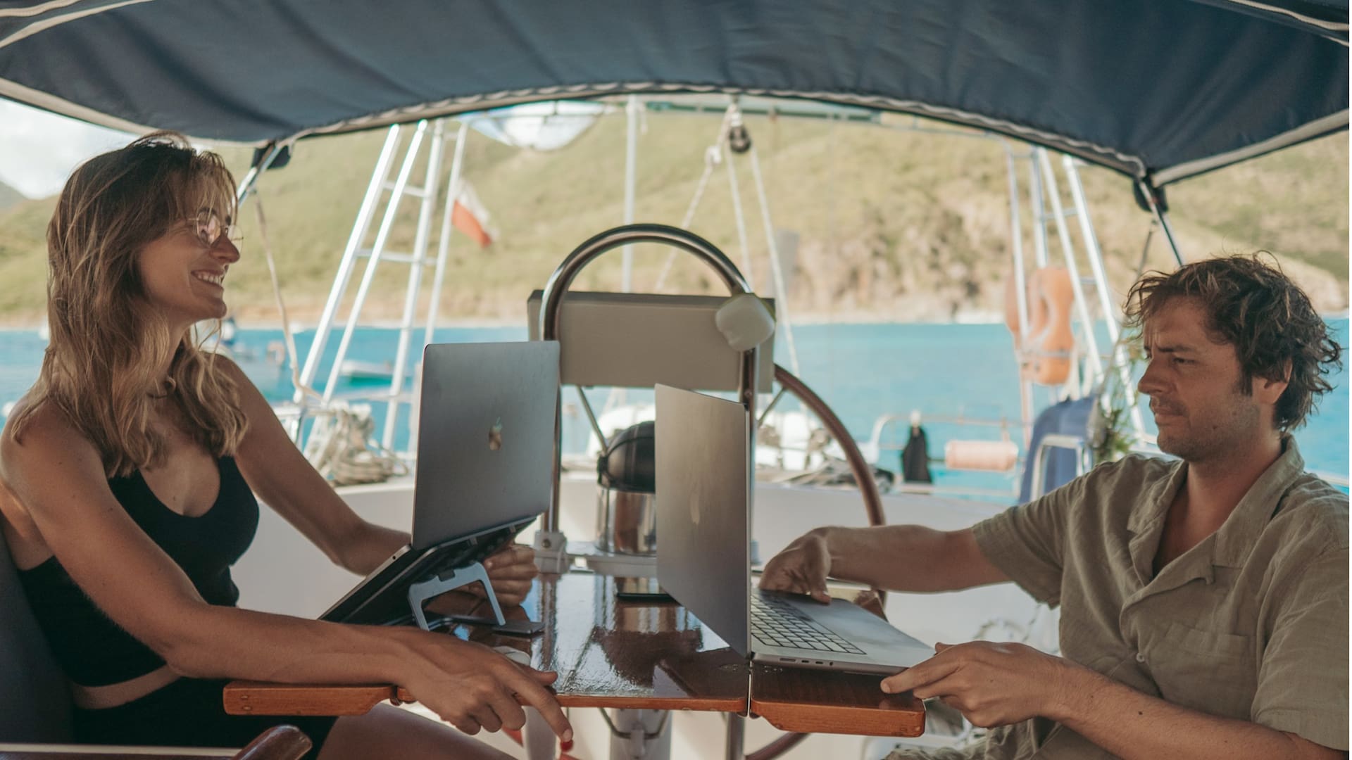 Flor y Germán, a bordo del velero que usan de casa y oficina