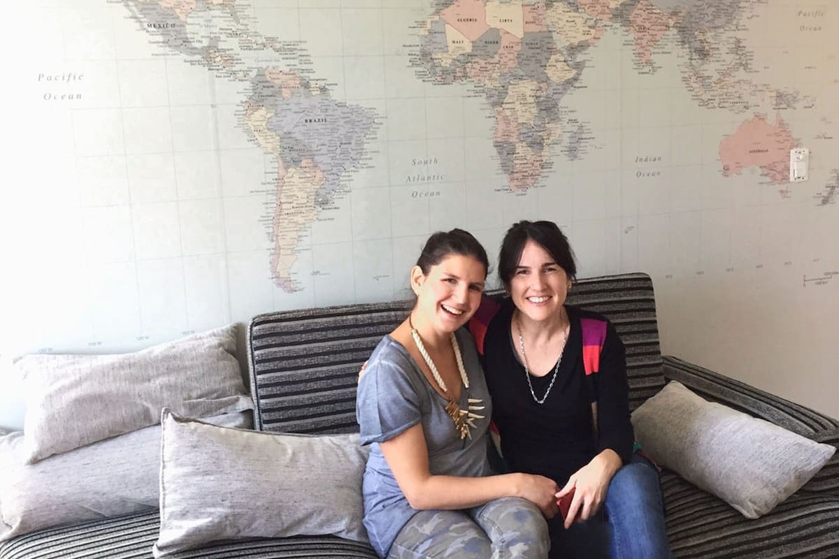 Flor y Magui son amigas y juntas llevan adelante Tigra, una empresa de diseño de papeles hechos con fibras recicladas.