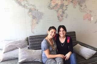 Amigas. Diseñan espacios únicos con papeles personalizados y ecológicos