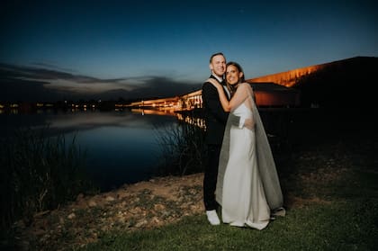 Flor y Scott, momentos antes de su fiesta de casamiento en Anaia Wines