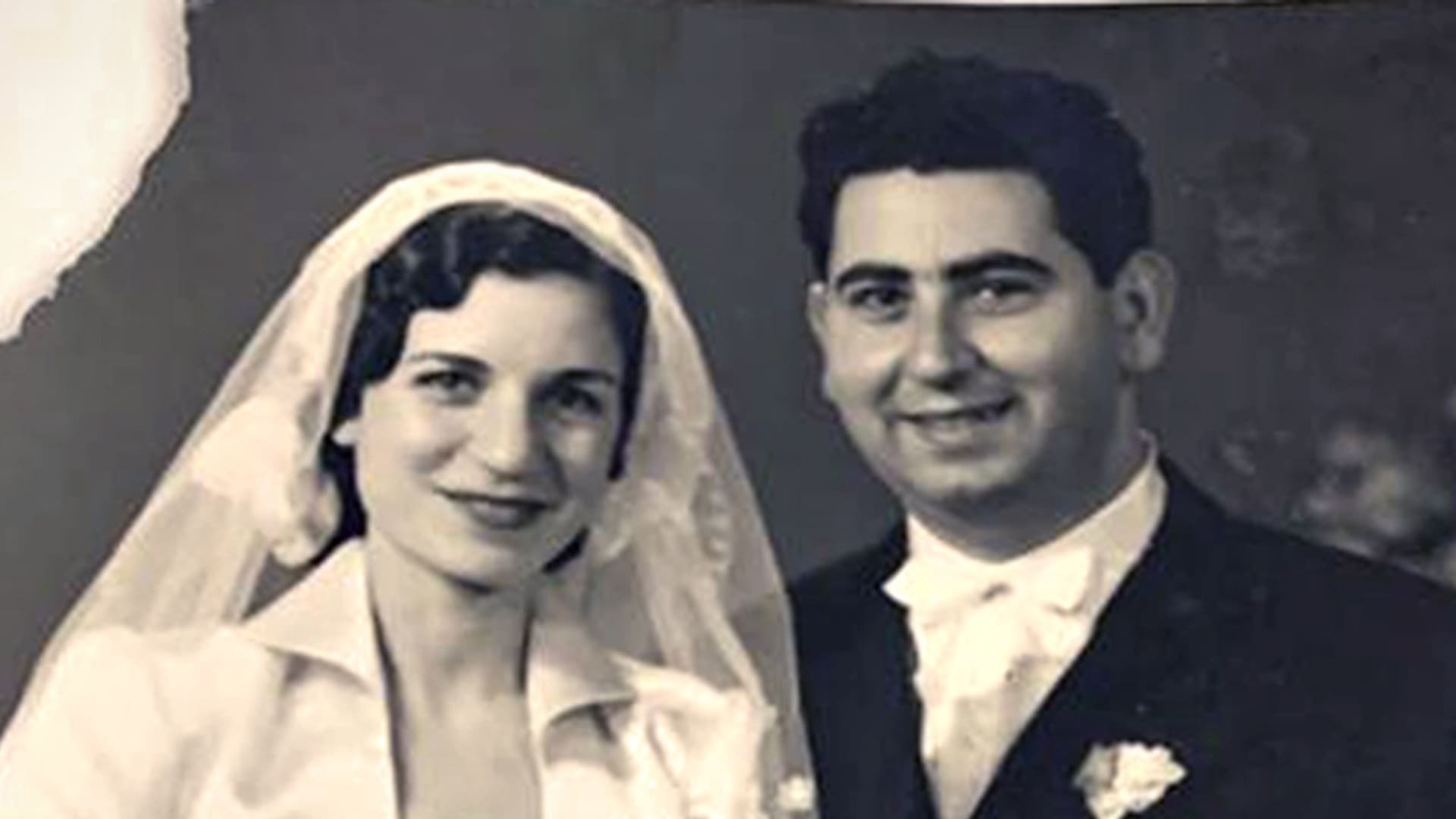 Flora y Salomón Cattach, nacidos en Egipto, llegaron juntos a Buenos Aires. Él era un empresario de la carne en El Cairo. Ella, junto a sus hijos, fundó Al Galope