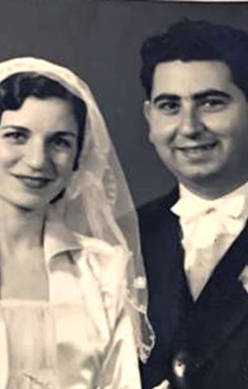 Flora y Salomón Cattach, nacidos en Egipto, llegaron juntos a Buenos Aires. Él era un empresario de la carne en El Cairo. Ella, junto a sus hijos, fundó Al Galope