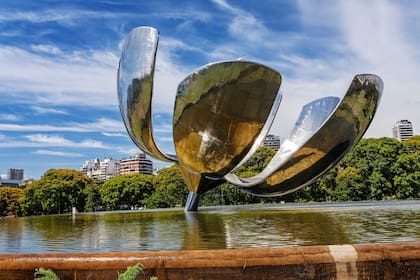 Floralis genérica, en la plaza de las Naciones Unidas, inaugurada en 2002