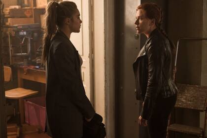Florence Pugh, izquierda, y Scarlett Johansson en una escena de Black Widow