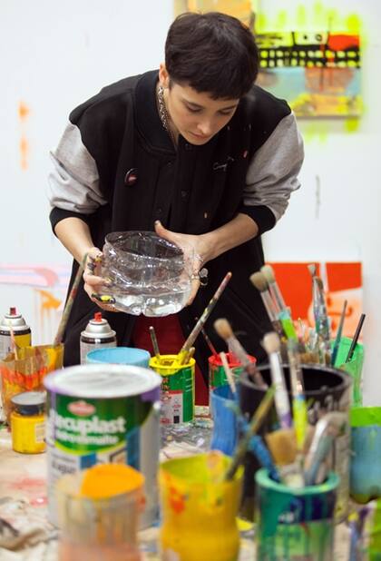 Florencia Torrente preparándose para pintar