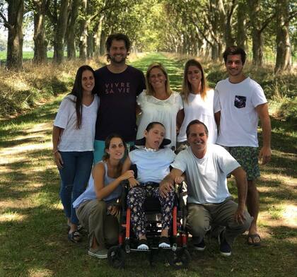 Florencia Andrada y Martín Cullen, junto a sus hijos, su yerno y su nuera (Gentileza)