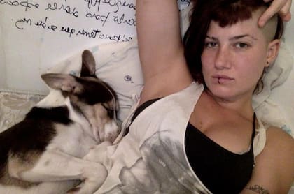 Florencia Aranguren y su perro, quien permaneció junto a su cuerpo luego de ser asesinada