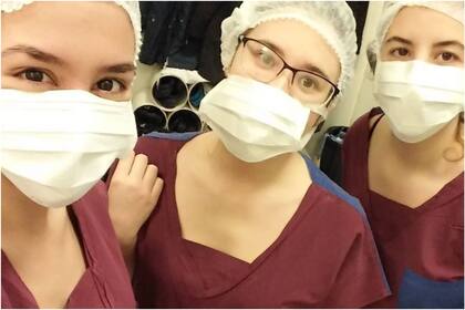 Florencia Barraza, a la izquierda de la foto, denunció un hecho que vivió en la clínica privada en la que se desempeñaba como médica