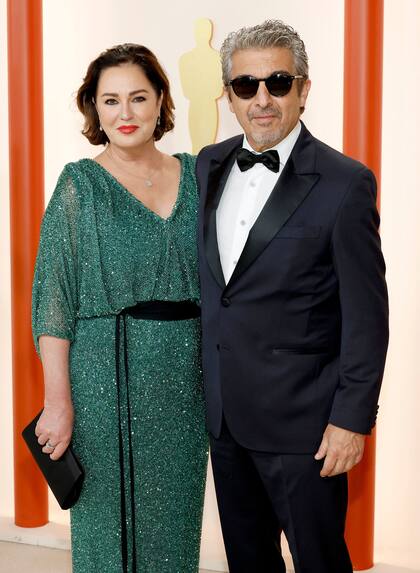 Florencia Bas acompaña a Ricardo Darín en la alfombra; la esposa del actor optó por una pieza de Evangelina Bomparola, una de sus diseñadoras predilectas