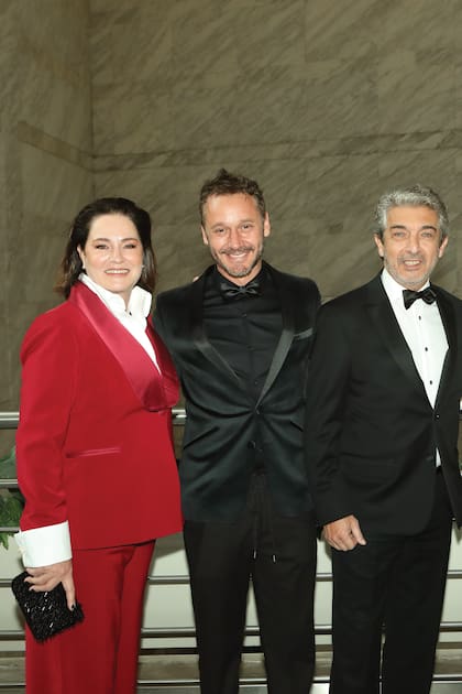 Florencia Bas, Benjamín Vicuña y Ricardo Darín derrocharon elegancia con sus trajes. Curiosamente, el pantalón del chileno era corte jogger con media cintura elastizada y cordón ajustable.