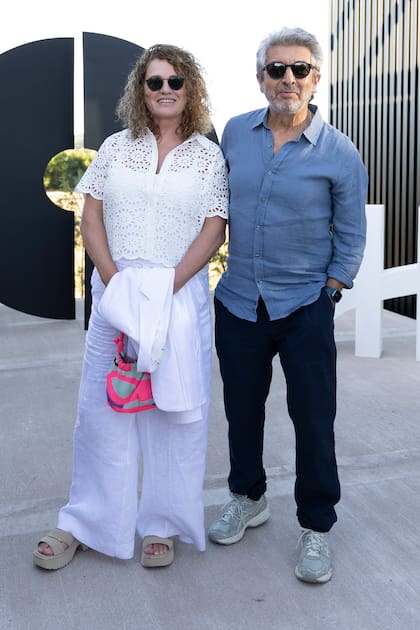 Florencia Bas (en total white) y Ricardo Darín