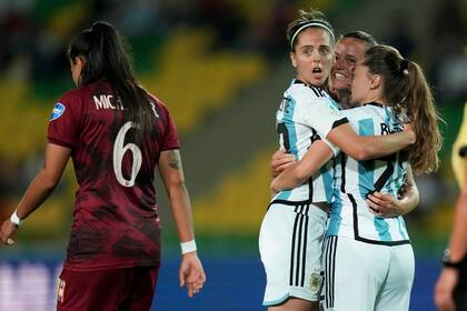 Florencia Bonsegundo, autora del 1-0 de la Argentina contra Venezuela, festeja con Mariana Larroquette y Estefanía Banini; la selección alcanzó una semifinal de la Copa América femenina en Colombia.