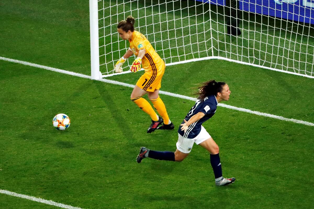 Florencia Bonsegundo celebra el tercer gol frente a Escocia