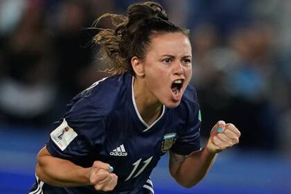 Florencia Bonsegundo, celebra su gol