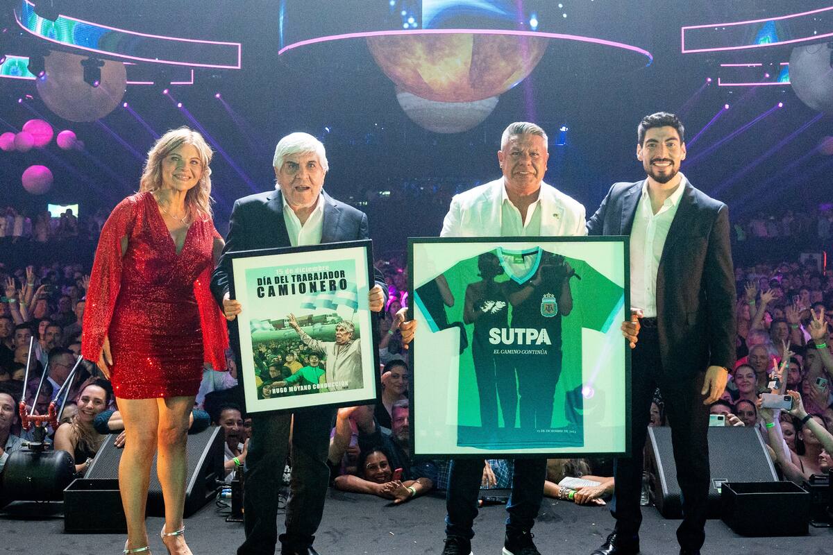 Florencia Cañebate, Hugo Moyano, Claudio "Chiqui" Tapia y Facundo Moyano, en la fiesta de fin de año del Sindicato Único de Trabajadores de Peaje