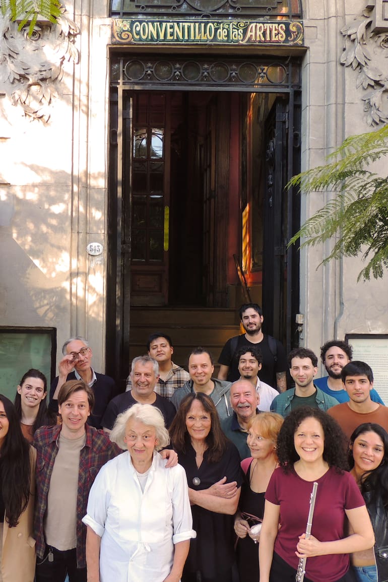 Florencia Cárdenas, nieta del primer propietario del edificio, lidera la pléyade de artistas que hoy ensaya en sus distintas unidades.