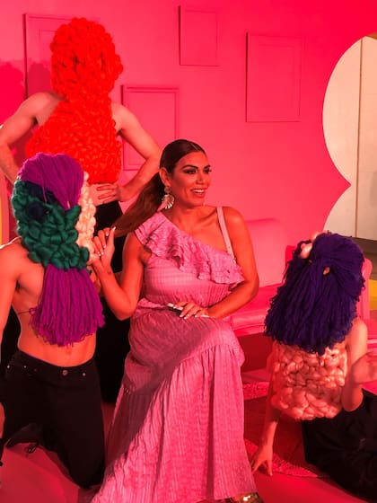 Florencia de la V con los performers enmascarados por Belén Parra