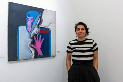 Florencia Demirjian junto a una obra de Jorge Demirjian