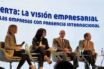 Florencia Donovan, Nidia Álvarez Crogh (Equinor), Daniel De Nigris (Exxon Mobil) y Sean Rooney (Shell).