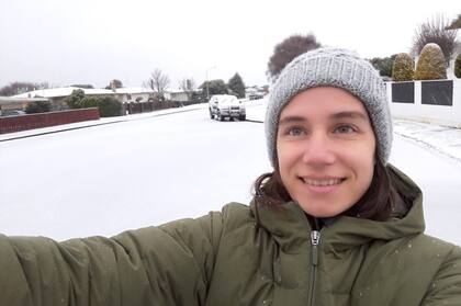 Florencia en la calle de su casa, tras una nevada.