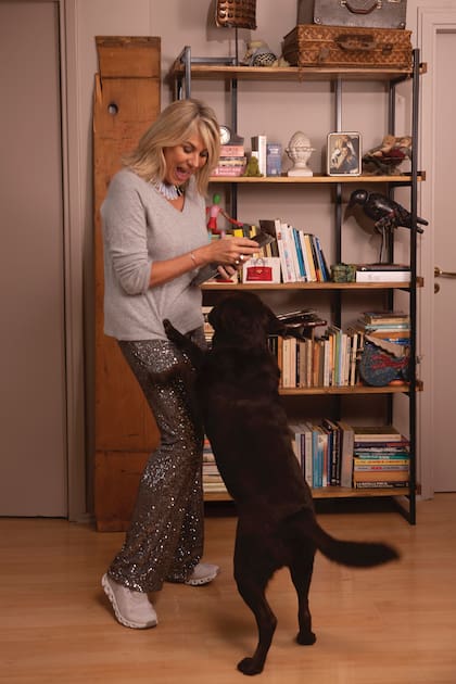 Florencia Florio, ex modelo, periodista especializada en moda y estilo, coach ontológico y fashion coach fotografiada en su casa para ¡HOLA! Argentina.