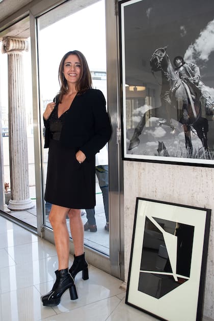Florencia Galfrascoli, art dealer y colaboradora de Luis Sessa, en el apartamento de Corina Kavanagh. El lugar, de 740 metros cuadrados, cuenta con 8 ambientes, 5 dormitorios y 5 baños y las mejores vistas de la ciudad de Buenos Aires. En 1948, Corina le vendió su propiedad al banquero Henry Roberts y hoy es propiedad de lord Alain Levenfiche.