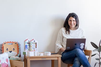 Florencia Gorosito (38) trabajó once años en Grimoldi. Cuando la empresa se fue del país tuvo que reinventarse y así le dio forma a Djur Kids, su marca de juegos y deco para chicos.