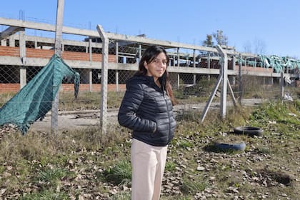 Florencia Guzmán, madre de dos alumnas de la Escuela Secundaria N°176 e integrante de la cooperadora, delamte de la obra paralizada