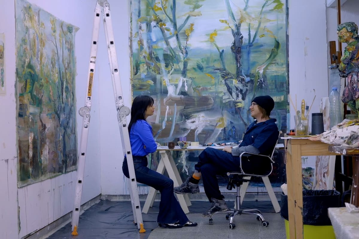 Florencia Hana Ciliberti entrevista a Juan Becú en su taller, en el documental que se presentará hoy en el Malba