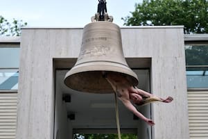 Una mujer desnuda que tañe la campana y un tanque con orina: provocadora apuesta de Austria en la Bienal de Venecia