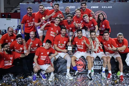 Florencia Infante, arriba a la derecha, junto al grupo de jugadores campeones de la Liga Nacional de Básquetbol